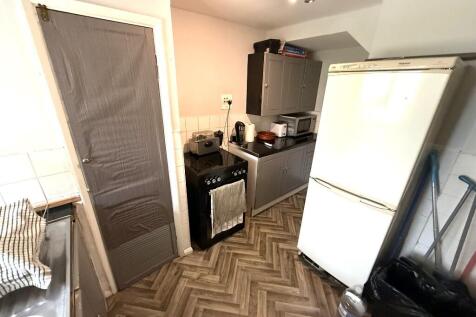 FITTED KITCHEN (A)