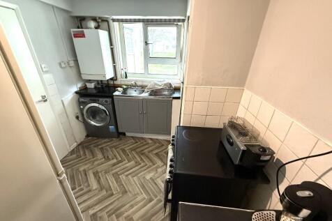 FITTED KITCHEN (B)