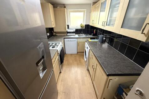 FITTED KITCHEN