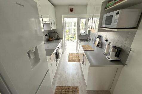 FITTED KITCHEN (A)