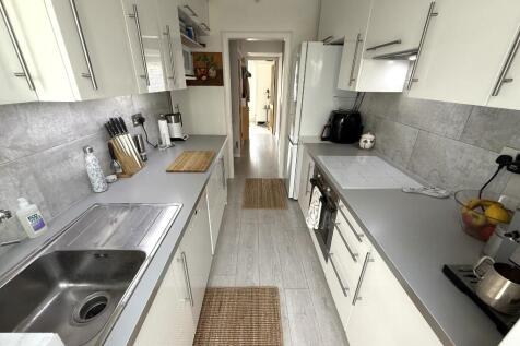FITTED KITCHEN (B)