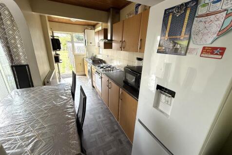 FITTED KITCHEN (B)