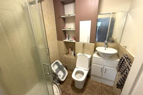 FITTED SHOWER ROOM