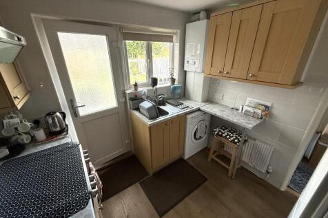 FITTED KITCHEN (B)