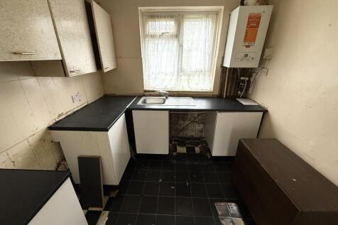 FITTED KITCHEN