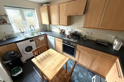 FITTED KITCHEN (B)