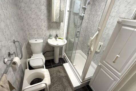 FITTED SHOWER ROOM