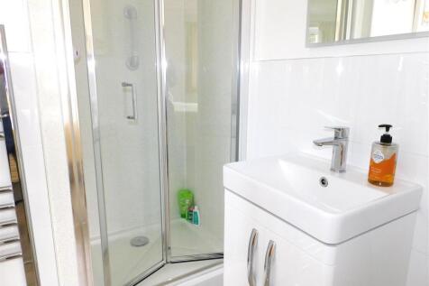 15 RD Shower ES.JPG