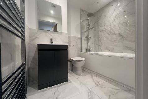 Flat 5 Bath.jpg