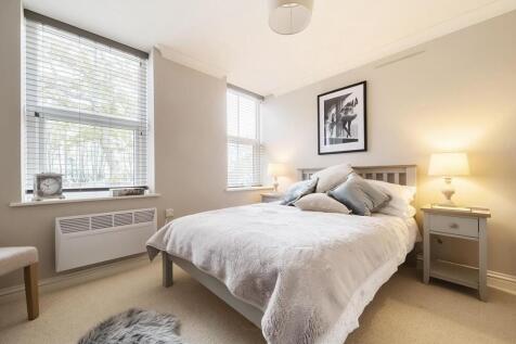 flat 4 bedroom 1.jpg
