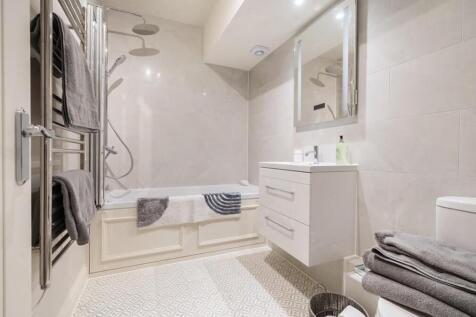Flat 4 Bathroom!.jpg