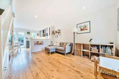 Tarragon Close