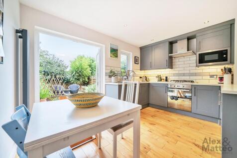 Tarragon Close
