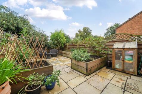 Tarragon Close