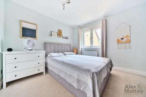 Tarragon Close