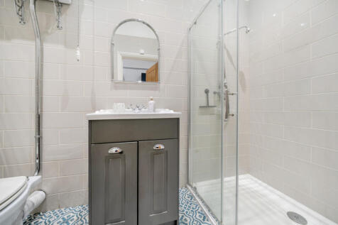 1372154-5-68ff700...