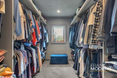 Walk-in-Wardrobe