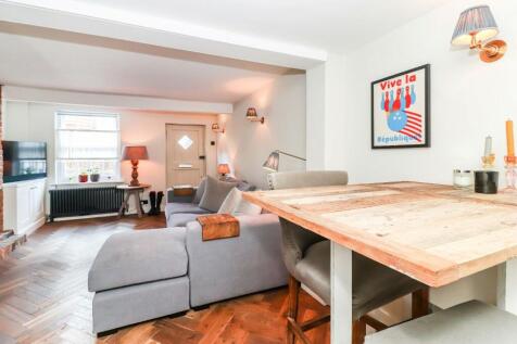 Sitting/dining room