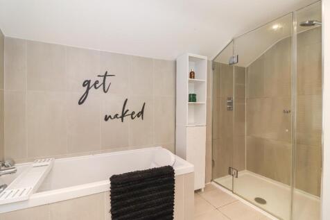 Bath/shower room