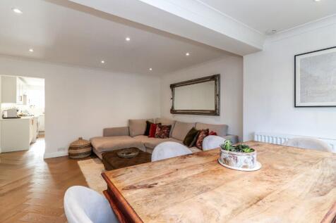 Sitting/dining room