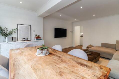 Sitting/dining room