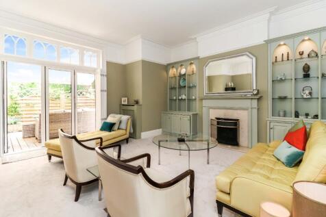 Sitting/dining room