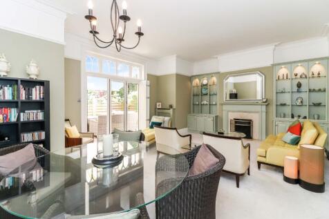 Sitting/dining room
