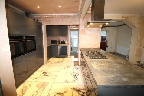 L-Shaped Open-Plan Kitchen/living/dining Space