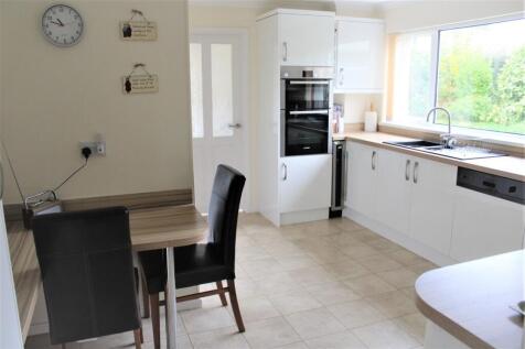 L-Shaped Kitchen/Breakfast Room