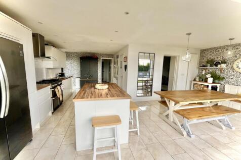 Open-Plan Kitchen/Dining/Sitting