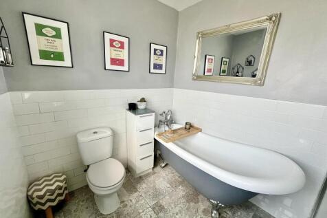 Spacious Bathroom