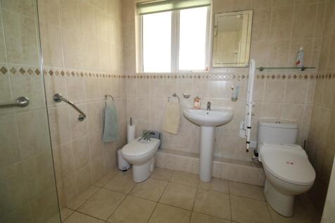 Spacious Wet Room/ Shower Room