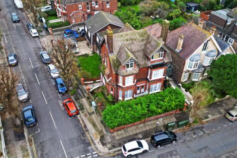 17 WILBURY GARDENS - EXTRA DRONE SHOTS (7).jpg