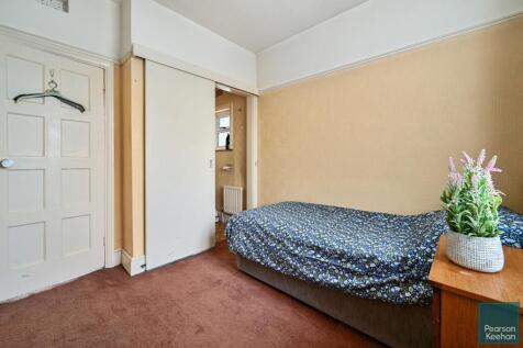 8 Park Avenue, BN3 (15).jpg