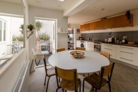 Kitchen Diner_Wide_02.jpg