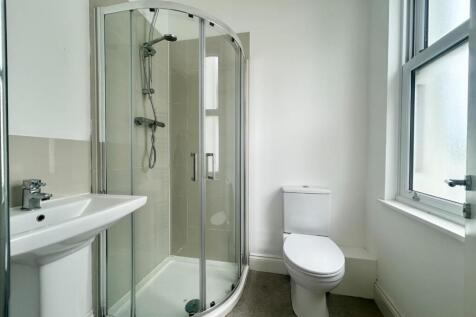 Ensuite shower room.jpg
