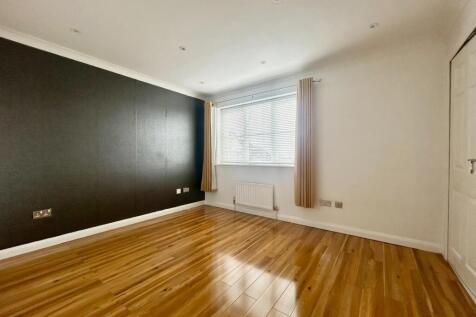 Bedroom 1.jpg