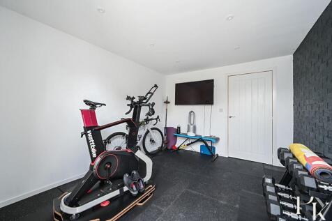 9 Monarch Way, BN43 (20).jpg