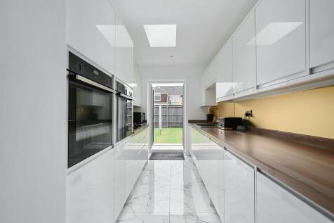 11 Saffron Close BN43 (13).jpg