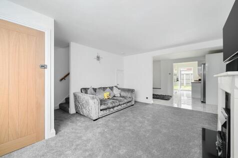 11 Saffron Close BN43 (2).jpg