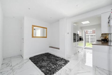 11 Saffron Close BN43 (9).jpg