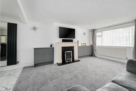 11 Saffron Close BN43 (3).jpg