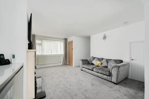 11 Saffron Close BN43 (4).jpg