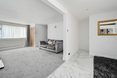 11 Saffron Close BN43 (11).jpg