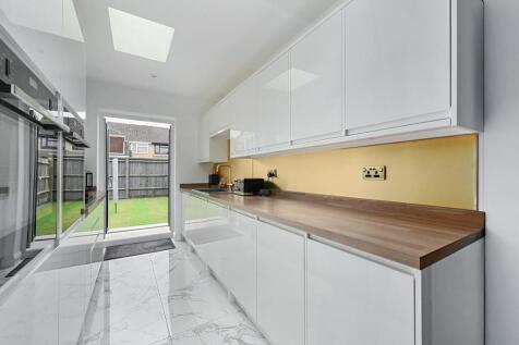 11 Saffron Close BN43 (12).jpg