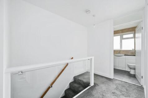 11 Saffron Close BN43 (6).jpg