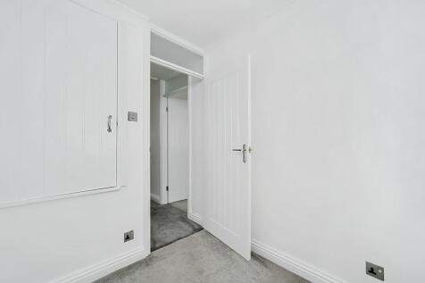 11 Saffron Close BN43 (8).jpg