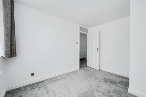 11 Saffron Close BN43 (18).jpg