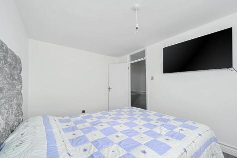 11 Saffron Close BN43 (20).jpg