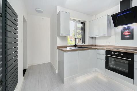 11 Saffron Close BN43 (24).jpg